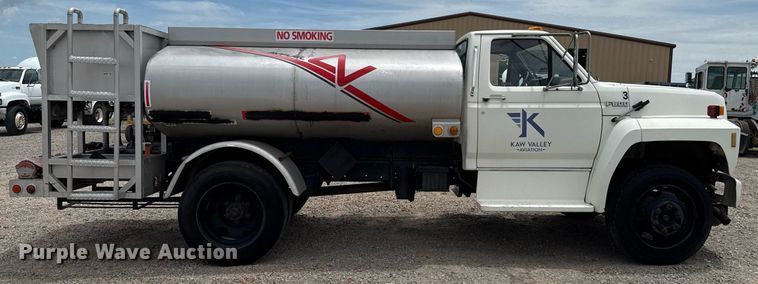 image for item HI9272 1989 Ford F600 fuel truck