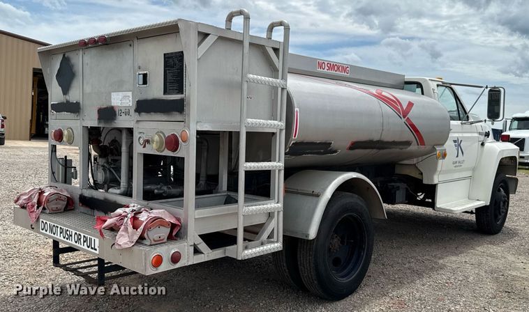 image for item HI9272 1989 Ford F600 fuel truck
