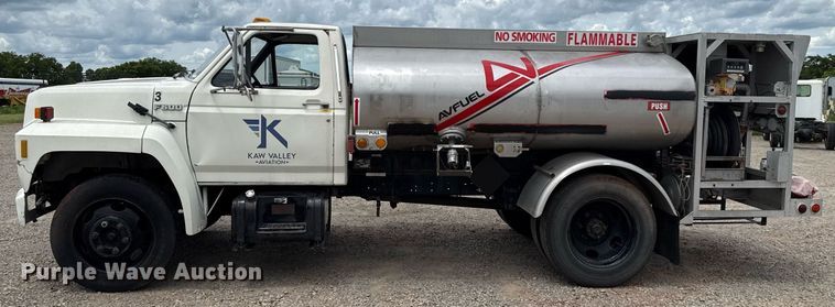 image for item HI9272 1989 Ford F600 fuel truck