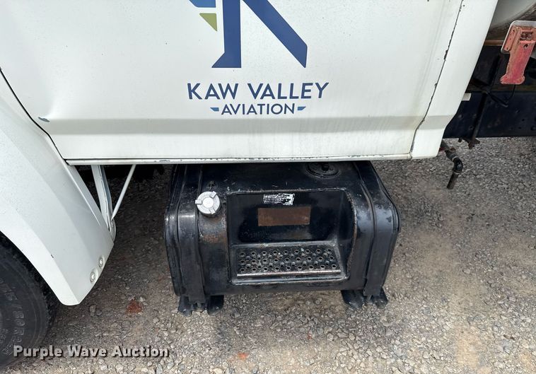 image for item HI9272 1989 Ford F600 fuel truck