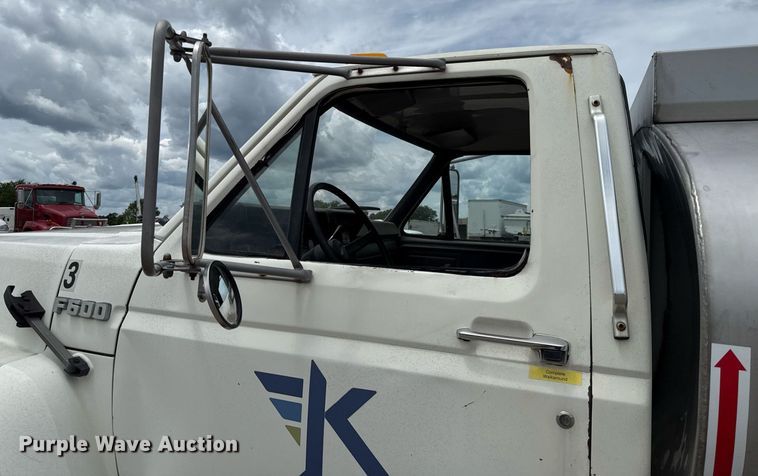 image for item HI9272 1989 Ford F600 fuel truck