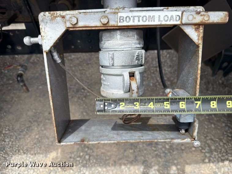 image for item HI9272 1989 Ford F600 fuel truck