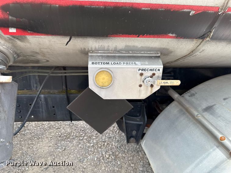 image for item HI9272 1989 Ford F600 fuel truck