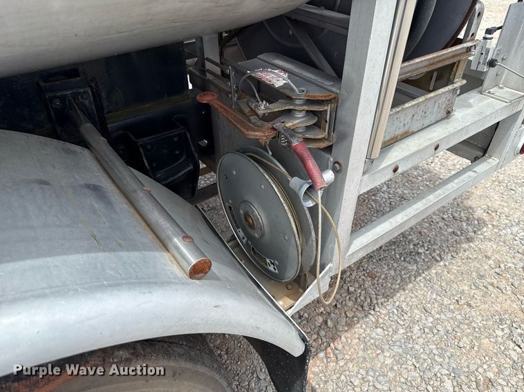 image for item HI9272 1989 Ford F600 fuel truck