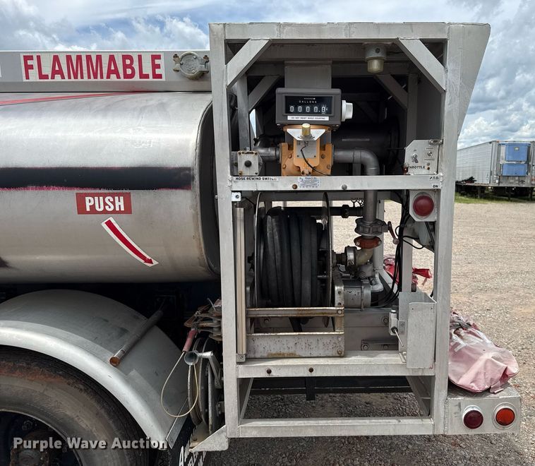 image for item HI9272 1989 Ford F600 fuel truck