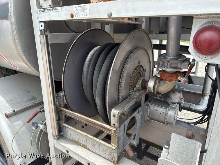 image for item HI9272 1989 Ford F600 fuel truck