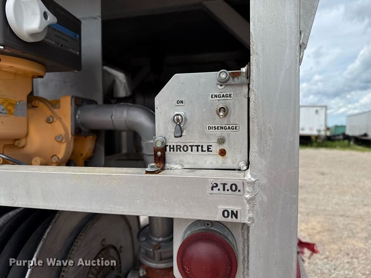 image for item HI9272 1989 Ford F600 fuel truck