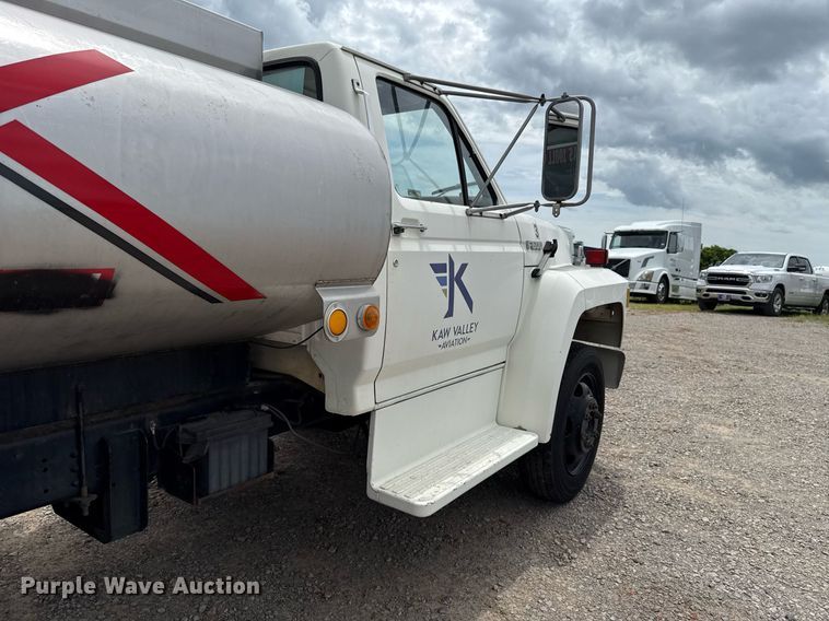 image for item HI9272 1989 Ford F600 fuel truck