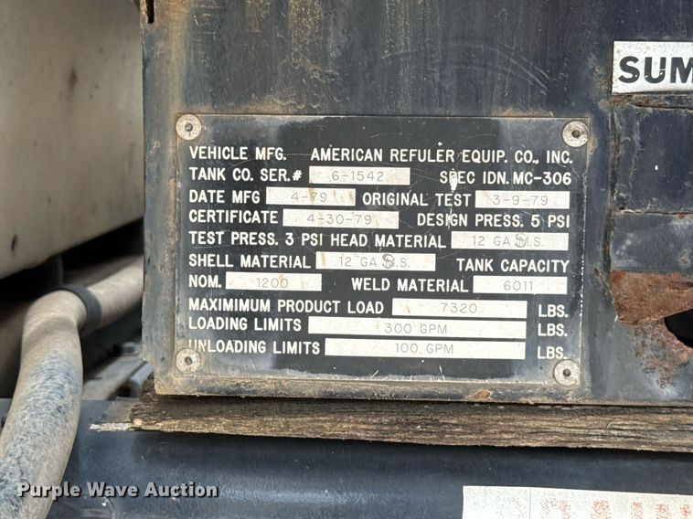 image for item HI9272 1989 Ford F600 fuel truck
