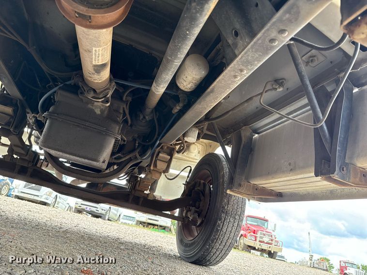 image for item HI9272 1989 Ford F600 fuel truck