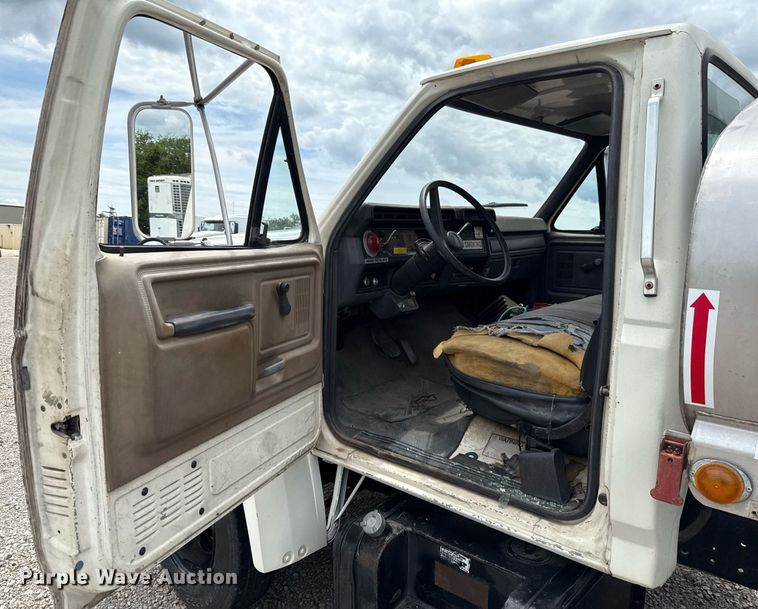 image for item HI9272 1989 Ford F600 fuel truck