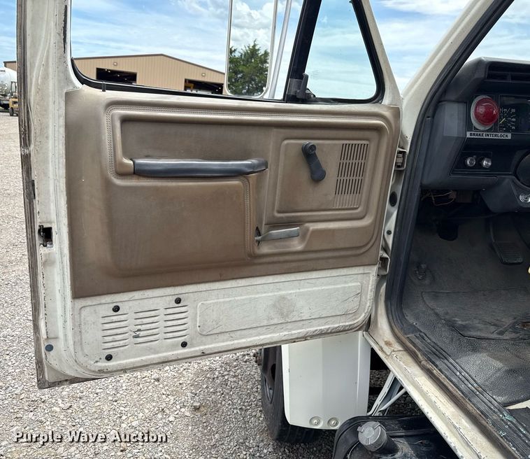 image for item HI9272 1989 Ford F600 fuel truck