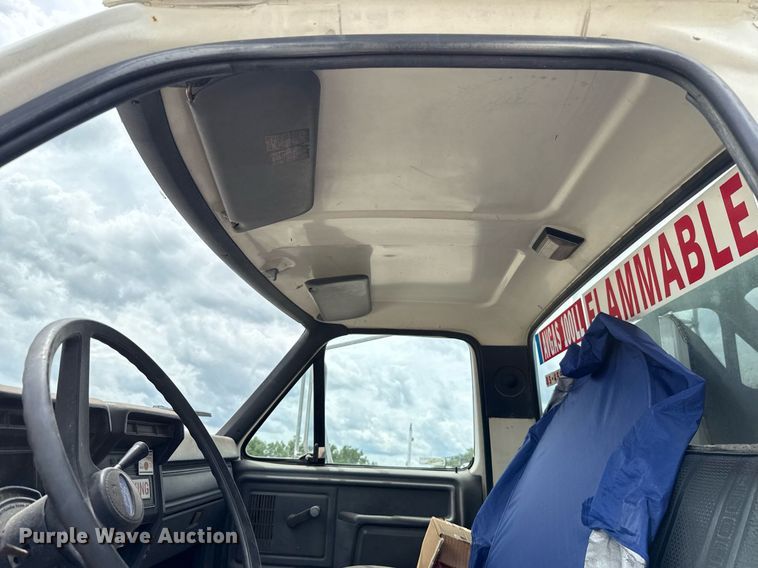 image for item HI9272 1989 Ford F600 fuel truck