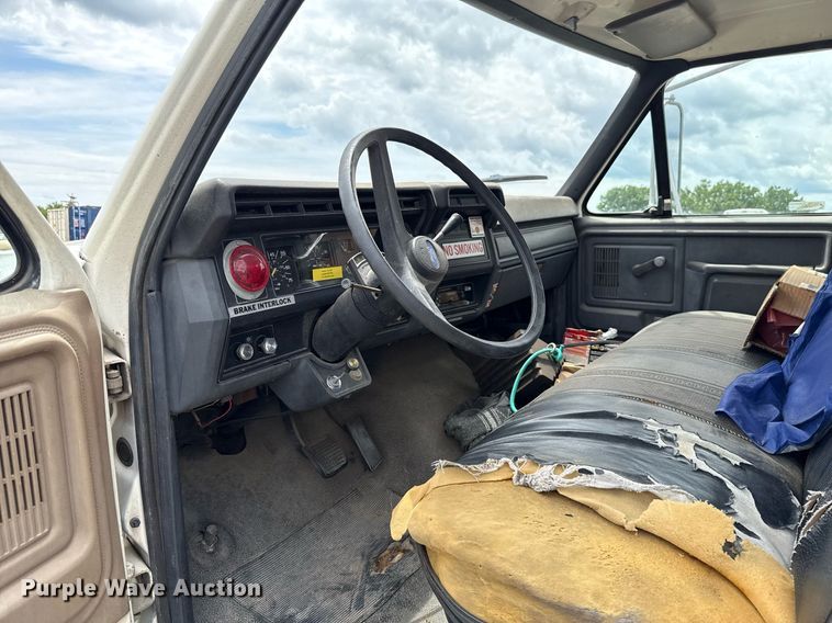 image for item HI9272 1989 Ford F600 fuel truck