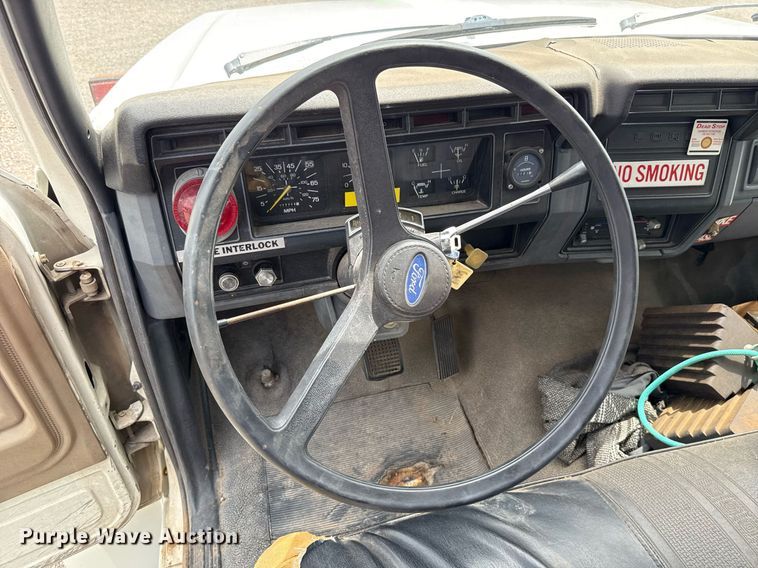 image for item HI9272 1989 Ford F600 fuel truck
