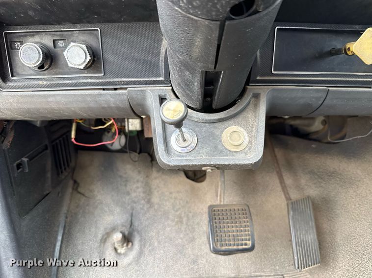 image for item HI9272 1989 Ford F600 fuel truck