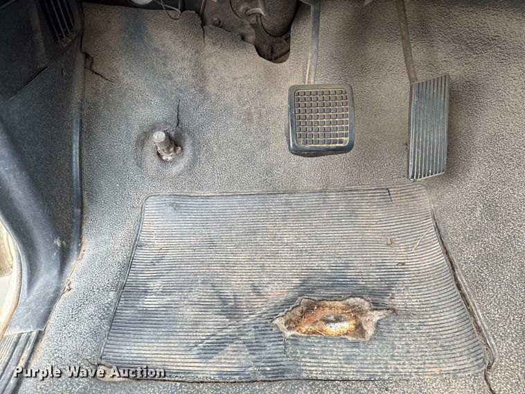 image for item HI9272 1989 Ford F600 fuel truck