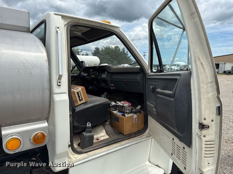 image for item HI9272 1989 Ford F600 fuel truck