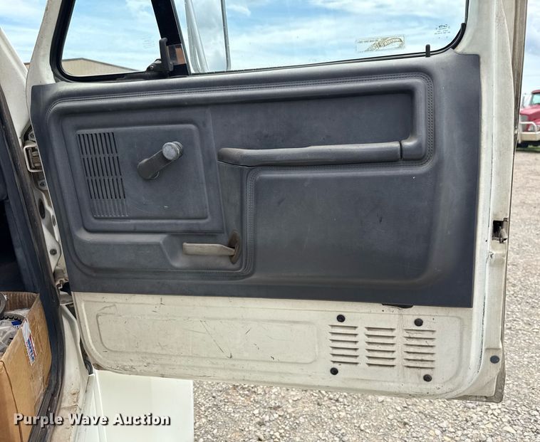 image for item HI9272 1989 Ford F600 fuel truck