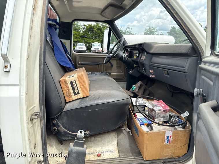 image for item HI9272 1989 Ford F600 fuel truck