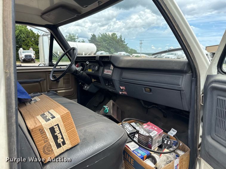 image for item HI9272 1989 Ford F600 fuel truck