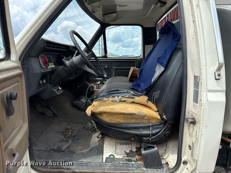 image for item HI9272 1989 Ford F600 fuel truck