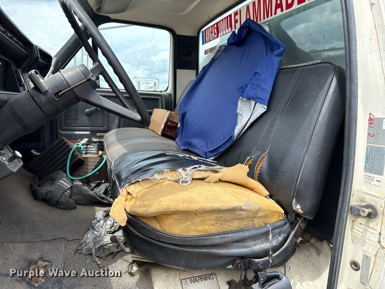 image for item HI9272 1989 Ford F600 fuel truck