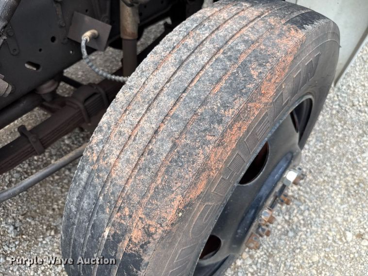 image for item HI9272 1989 Ford F600 fuel truck