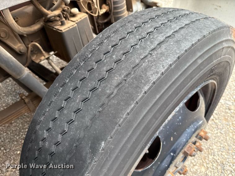 image for item HI9272 1989 Ford F600 fuel truck