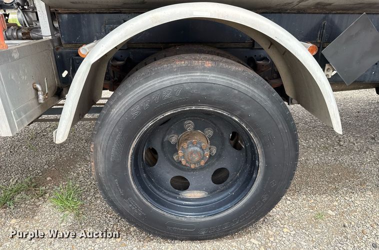 image for item HI9272 1989 Ford F600 fuel truck