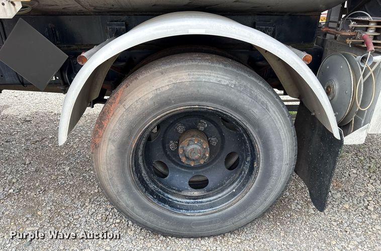 image for item HI9272 1989 Ford F600 fuel truck