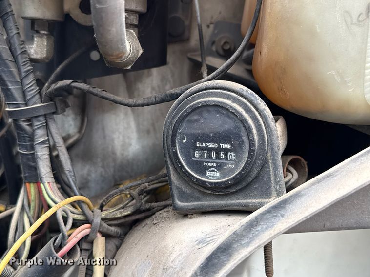image for item HI9272 1989 Ford F600 fuel truck