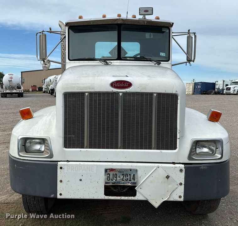 image for item HI9273 2004 Peterbilt 330 truck cab and chassis