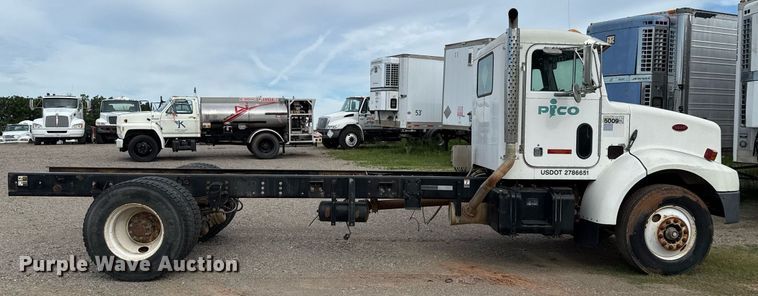 image for item HI9273 2004 Peterbilt 330 truck cab and chassis