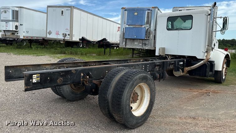 image for item HI9273 2004 Peterbilt 330 truck cab and chassis