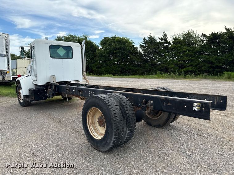 image for item HI9273 2004 Peterbilt 330 truck cab and chassis