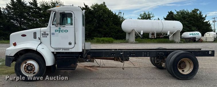 image for item HI9273 2004 Peterbilt 330 truck cab and chassis