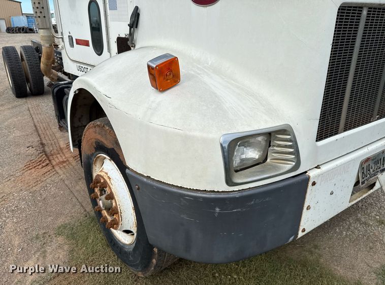 image for item HI9273 2004 Peterbilt 330 truck cab and chassis