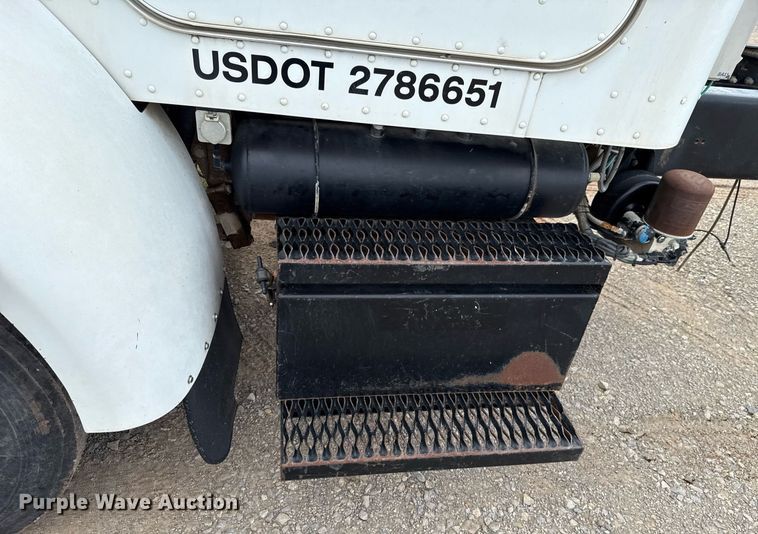 image for item HI9273 2004 Peterbilt 330 truck cab and chassis