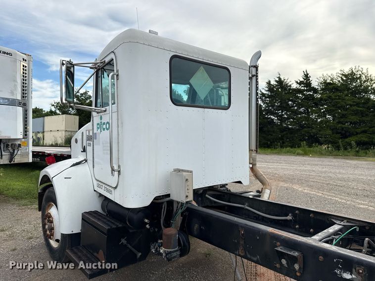 image for item HI9273 2004 Peterbilt 330 truck cab and chassis