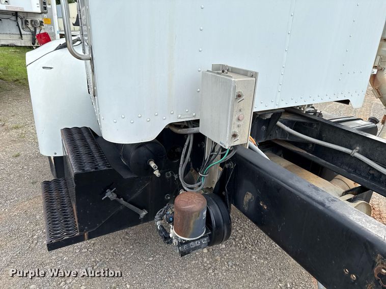 image for item HI9273 2004 Peterbilt 330 truck cab and chassis