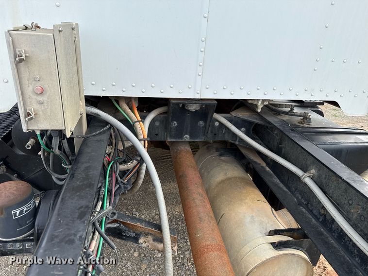 image for item HI9273 2004 Peterbilt 330 truck cab and chassis