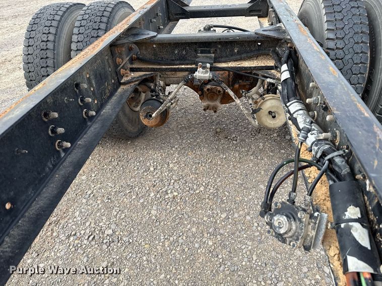 image for item HI9273 2004 Peterbilt 330 truck cab and chassis