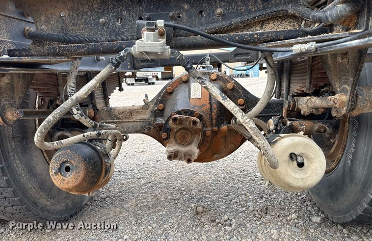 image for item HI9273 2004 Peterbilt 330 truck cab and chassis