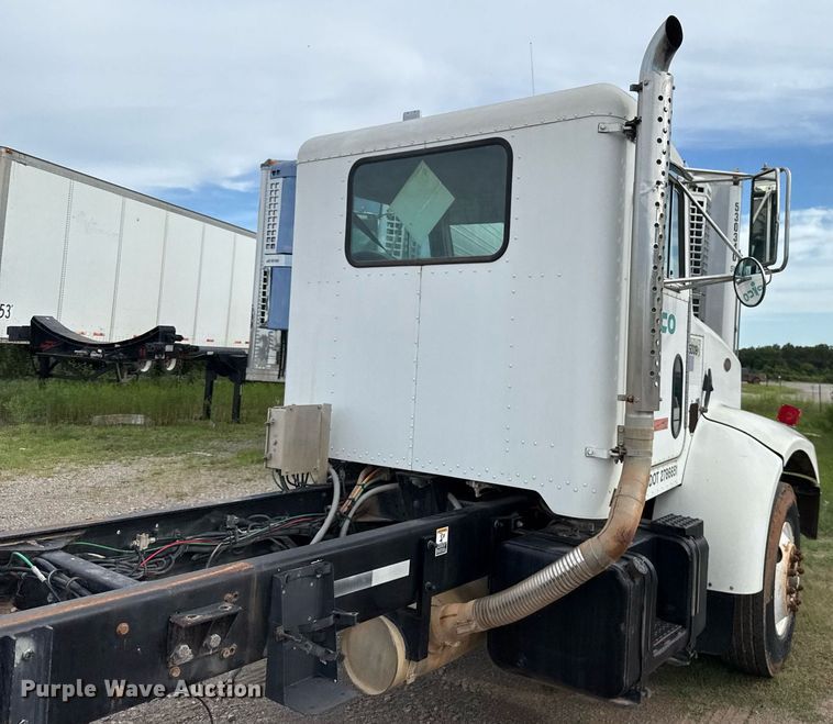 image for item HI9273 2004 Peterbilt 330 truck cab and chassis