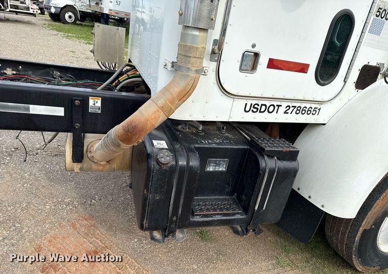 image for item HI9273 2004 Peterbilt 330 truck cab and chassis