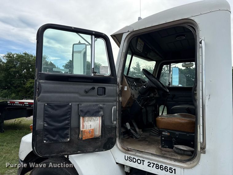 image for item HI9273 2004 Peterbilt 330 truck cab and chassis