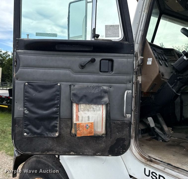 image for item HI9273 2004 Peterbilt 330 truck cab and chassis