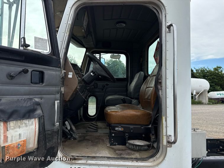 image for item HI9273 2004 Peterbilt 330 truck cab and chassis