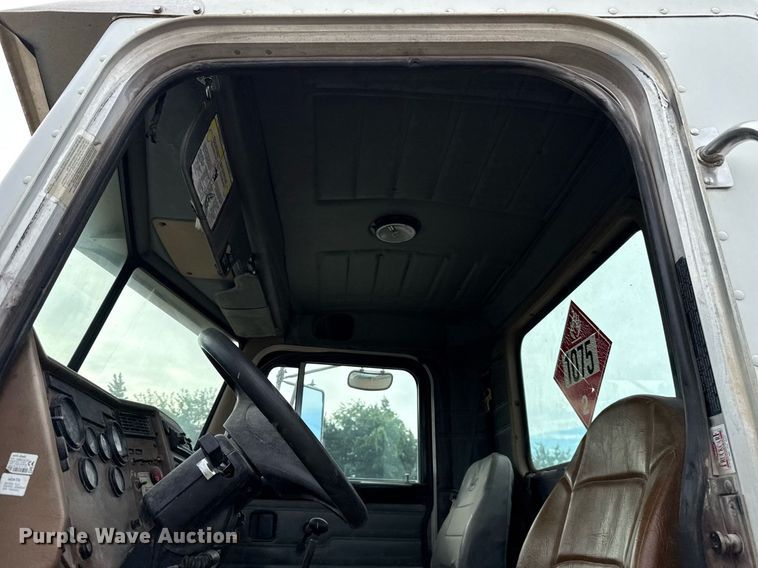 image for item HI9273 2004 Peterbilt 330 truck cab and chassis